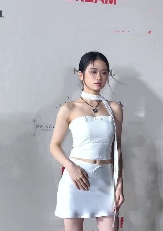 Thậm chí, ngay cả camera thường cũng không thể dìm được nhan sắc của hot girl tuổi teen này. Những bức ảnh chưa qua chỉnh sửa dù không được sáng rõ, sắc nét nhưng nhan sắc Linh Ka vẫn nổi bật, thân hình cân đối ghi điểm tuyệt đối.