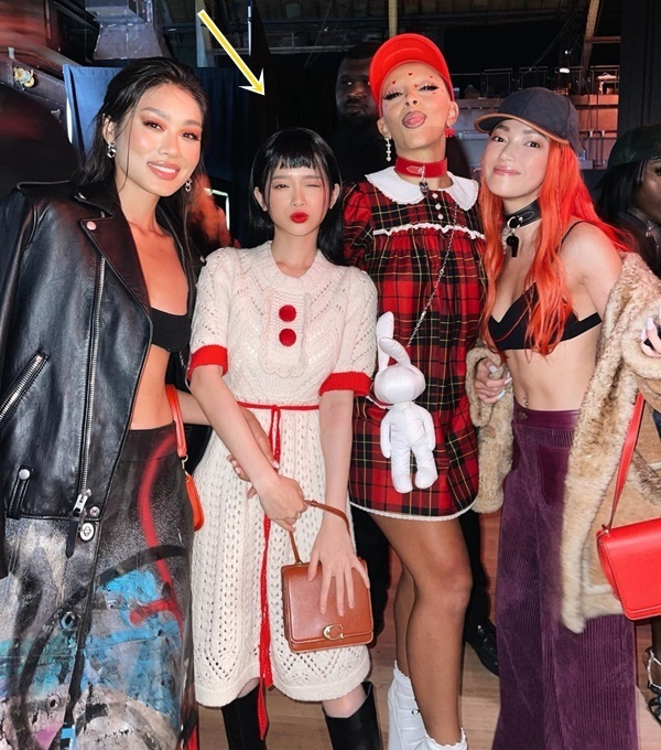 Bên cạnh đó, khi đọ sắc cùng Á hậu 1 Hoa hậu Hoàn vũ Việt Nam 2022 - Thảo Nhi Lê và fashionista Châu Bùi, Linh Ka vẫn nổi bật, hoàn toàn không bị chìm khi đứng giữa hai đàn chị xinh đẹp nhờ bộ váy tông trắng đỏ nổi bật, thần thái rạng rỡ.