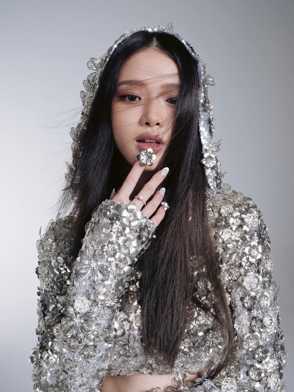 Ngay cả khi đứng cùng những nhân vật nổi tiếng, Linh Ka vẫn tự tin trò chuyện, thể hiện trình độ ngoại ngữ của mình.