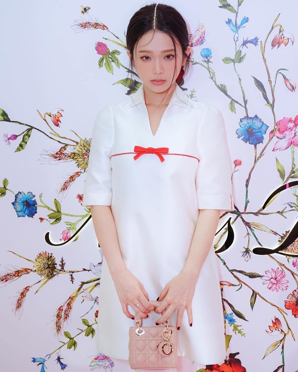 Thực tế, đây không phải là lần đầu tiên Linh Ka khiến nhiều người xuýt xoa vì nhan sắc nổi bật của mình. Nếu ai thường xuyên theo dõi trang cá nhân của cô sẽ thấy những hình ảnh “chất lượng cao” được cập nhật liên tục.