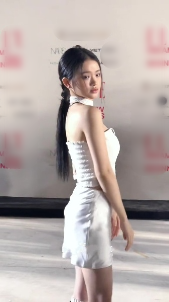 Mới đây, khi tham dự thảm đỏ thời trang, Linh Ka đã khiến người hâm mộ phải xuýt xoa vì nhan sắc “chất lượng cao” của cô nàng. Ở tuổi 20, nhan sắc của hot girl sinh năm 2002 này ngày càng “chín muồi”.