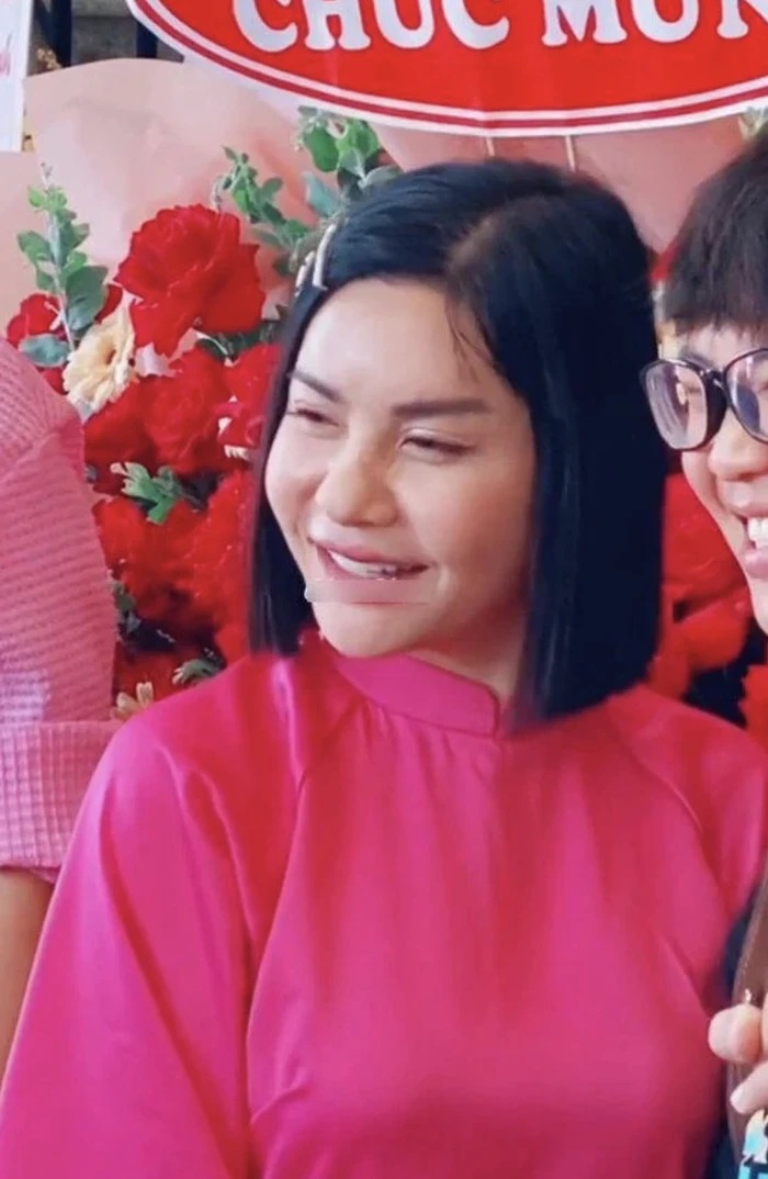 Cát Phượng vui vẻ xuất hiện trong một sự kiện nhưng gương mặt cứng đơ, sưng phù của nữ diễn viên khiến dân tình hoang mang.