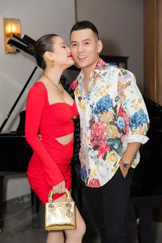 Lên đồ sexy khi bầu bí, Phương Trinh Jolie vẫn nhận được khá nhiều lời khen ngợi. Trang phục, kiểu tóc, make-up, phụ kiện của cô đều không có điểm trừ với lần xuất hiện này.