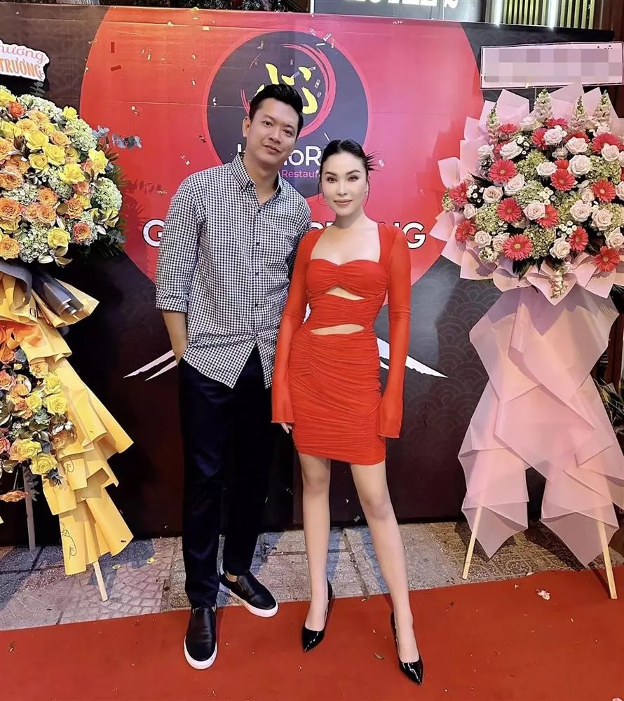 Song có thể thấy Hồ Ngọc Hà, Phương Trinh Jolie vẫn nhỉnh hơn Quỳnh Thư khi đụng hàng. Chiều cao bạn thân Ngọc Trinh có phần khiêm tốn, nên khi diện chiếc đầm này tạo cảm giác hơi dài.