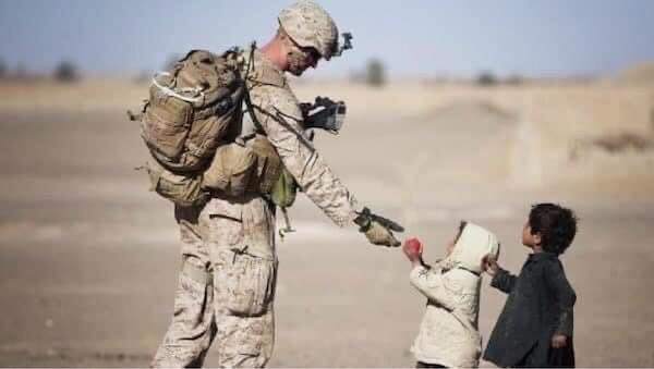 Đây là tấm hình gốc, một lính Mỹ đang cho trẻ em trái táo đỏ