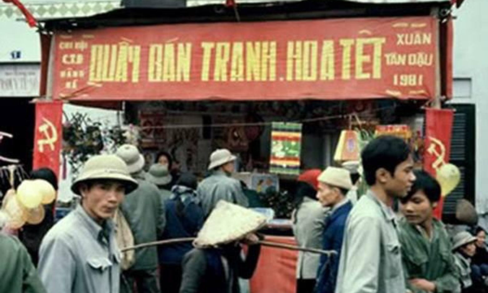 Ảnh phục dựng về quầy bán tranh, hoa Tết thời kỳ ấy!