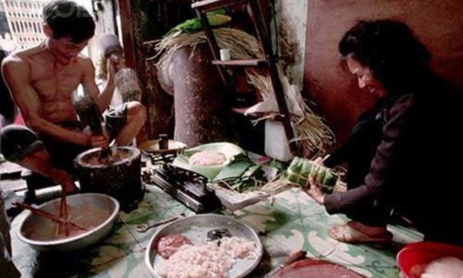Cảnh giã giò, gói bánh quen thuộc ngày Tết.