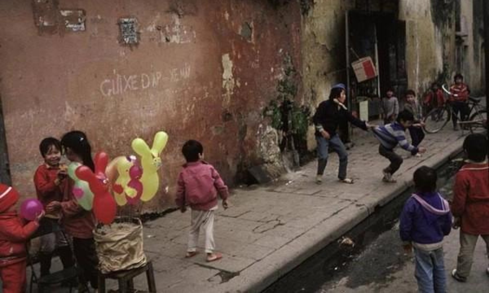 Trẻ em háo hức đón Tết.