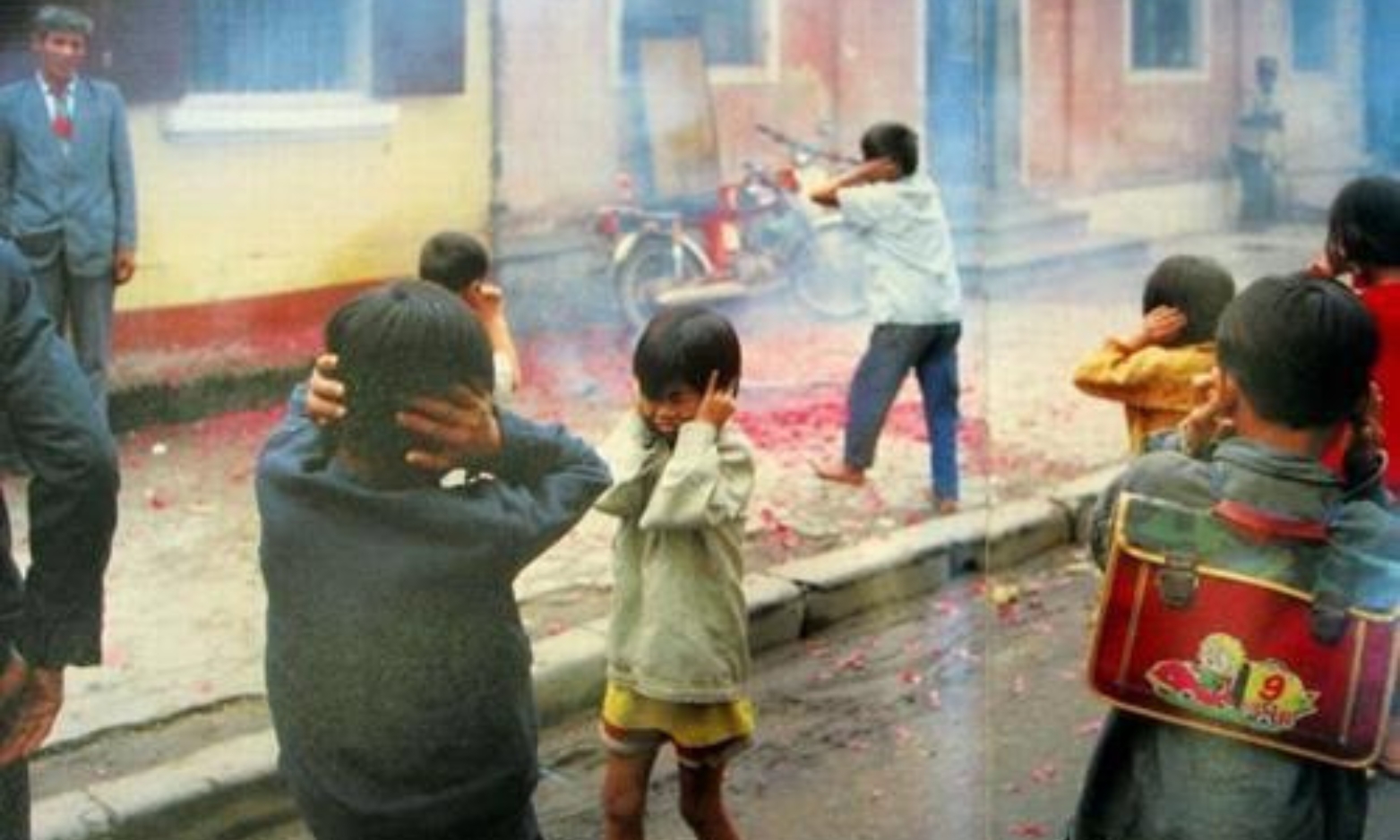 Tiếng pháo nổ đì đùng sẽ còn in dấu trong tâm trí bao người đã từng đi qua thời gian.