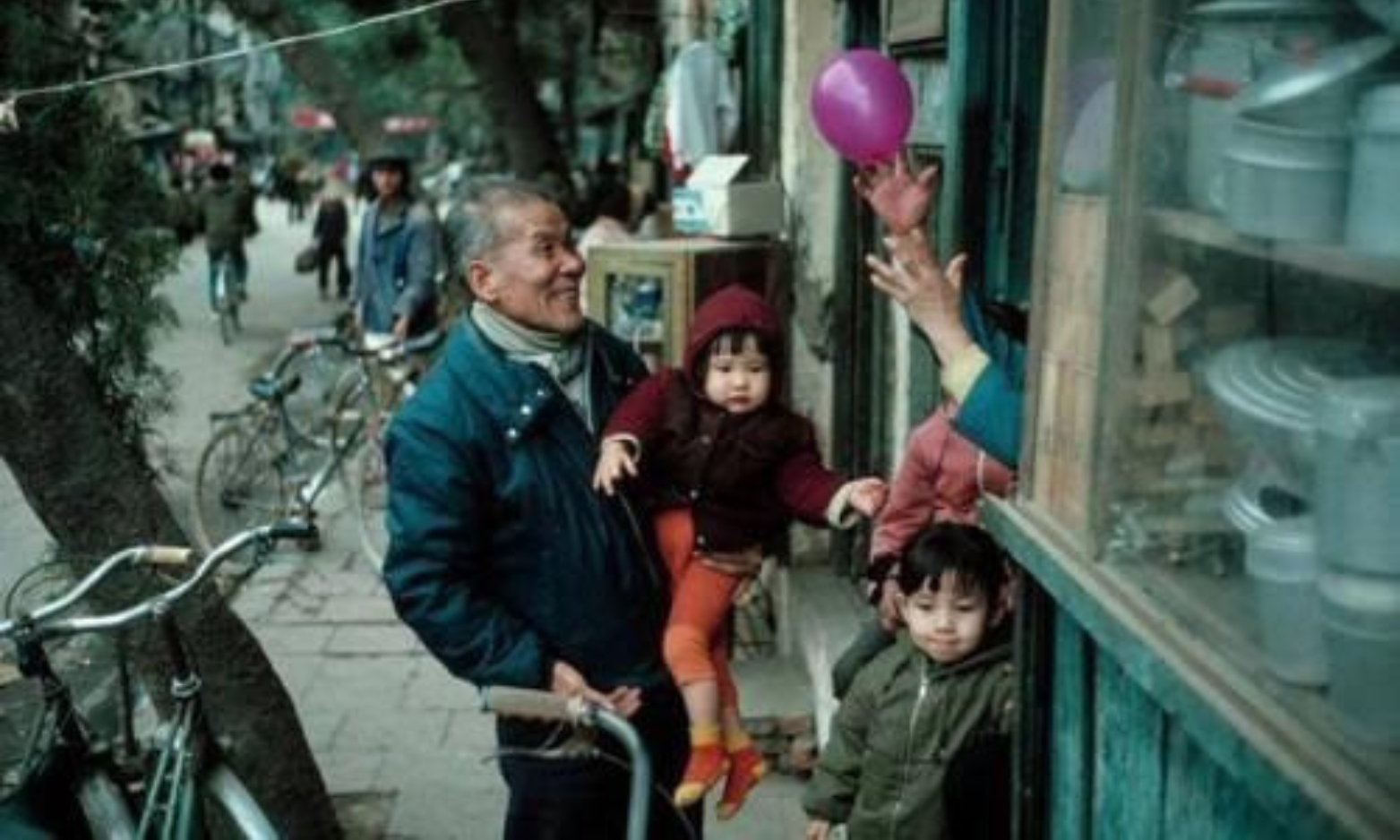 Người già, trẻ nhỏ nô nức đón Tết sang.