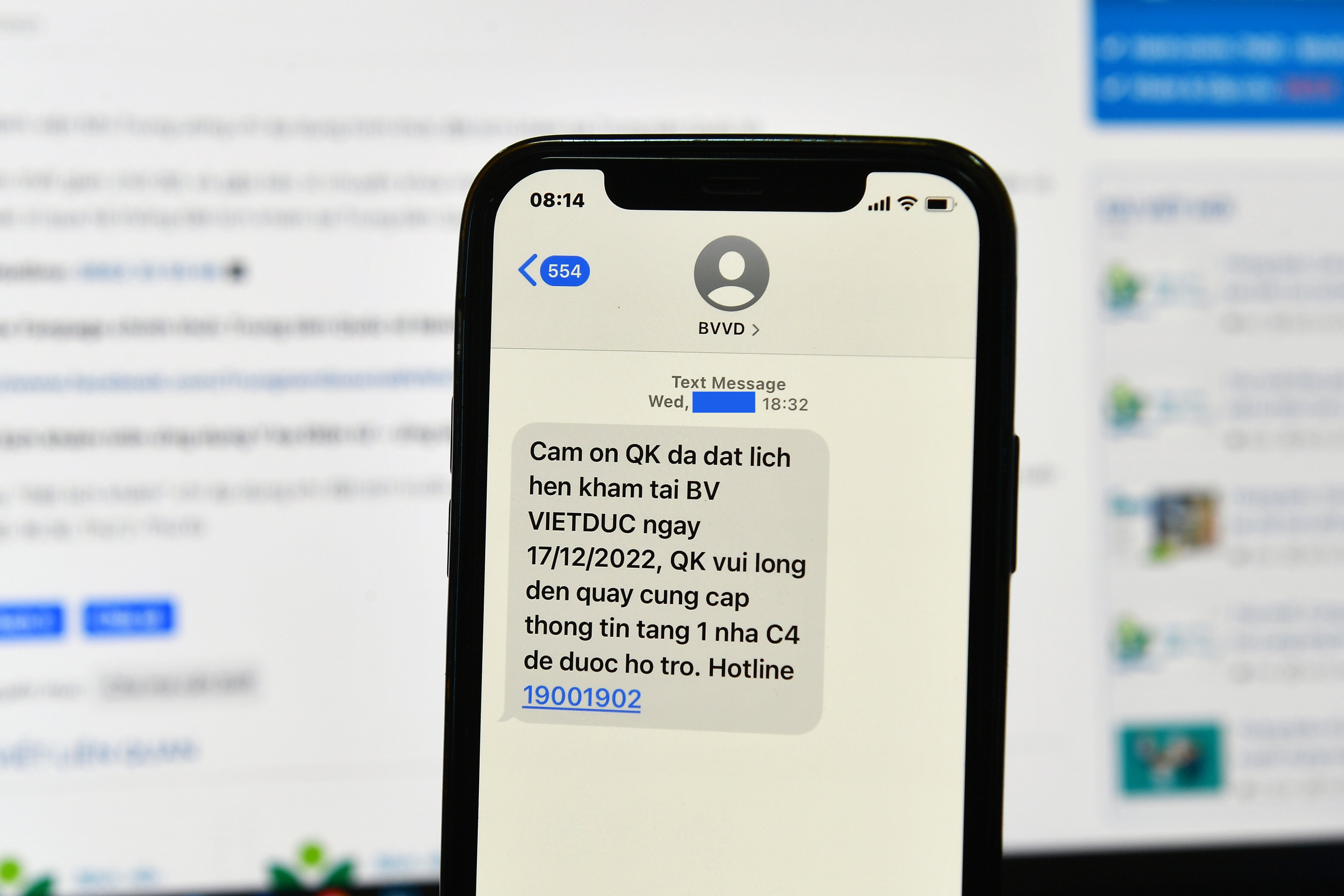 Nội dung tin nhắn thông báo của Bệnh viện Việt Đức khi đặt lịch khám qua số hotline. Ảnh: Hoàng Hà