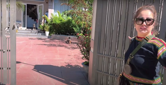 Căn nhà của Siu Black có cổng và hàng rào vững chắc. Trước nhà là khoảng sân rộng rãi.