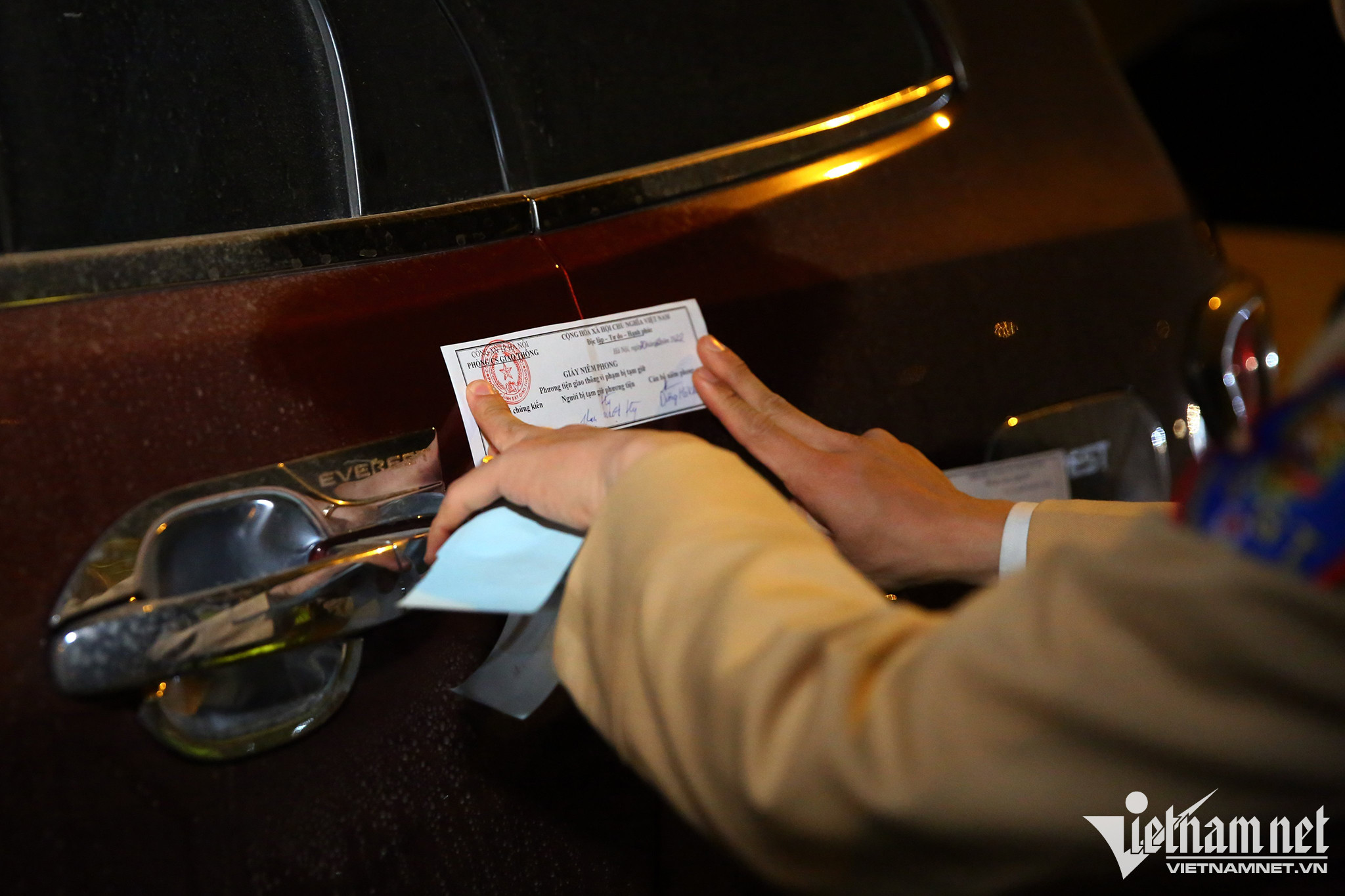 Lực lượng chức năng niêm phong phương tiện của ông H.