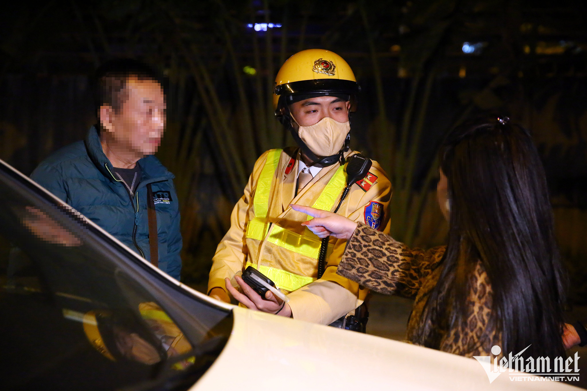 Người phụ nữ đi cùng xe liên tục chửi bới lực lượng CSGT