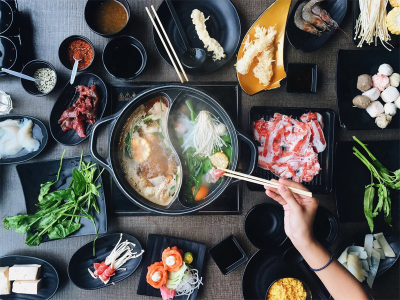 Bạn nên tránh ăn đồ vừa nhúng xong. Ảnh minh họa: NPR