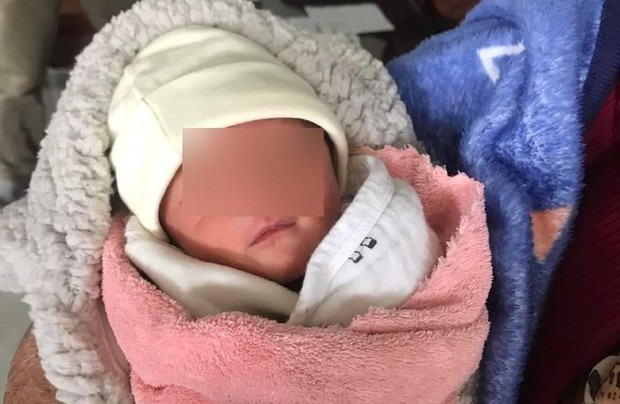 Bé trai sơ sinh bị bỏ rơi. Ảnh người dân cung cấp