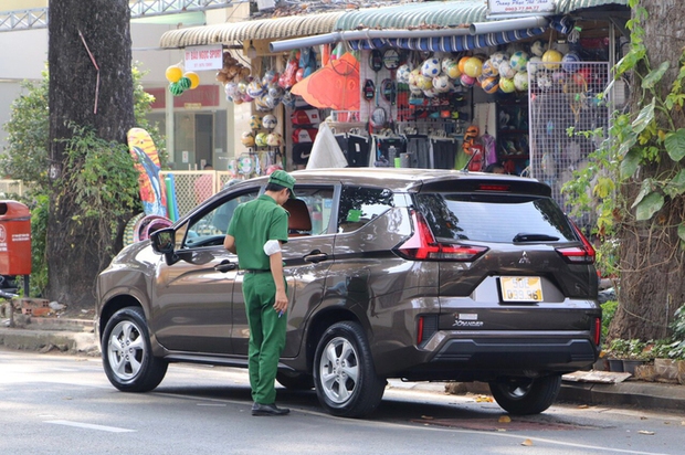 Nhân viên Công ty TNXP làm nhiệm vụ trên đường Huyền Trân Công Chúa, quận 1. Ảnh: ANH VŨ