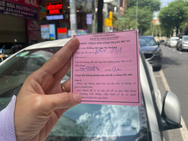 Một ôtô bị dán giấy hồng khi đậu xe trên đường Thủ Khoa Huân, quận 1, TP HCM. Ảnh: THU HỒNG