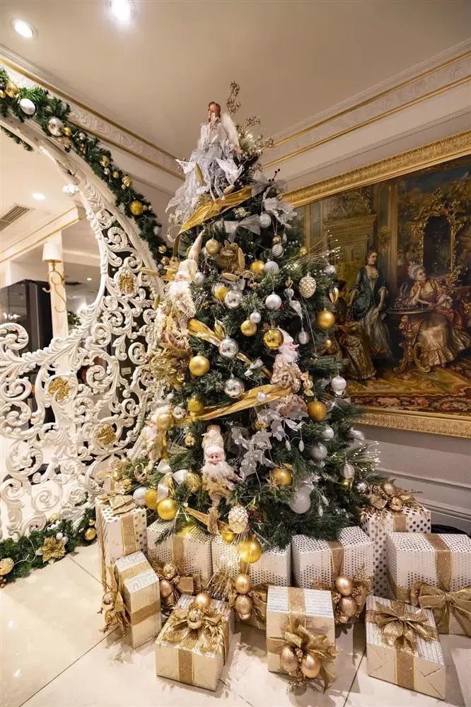 Mới đây, nàng tiểu thư đình đám gây chú ý khi chia sẻ không gian trong căn hộ 650m2. Hình ảnh cho thấy ái nữ đại gia thủy sản đã hoàn tất việc trang trí Noel.