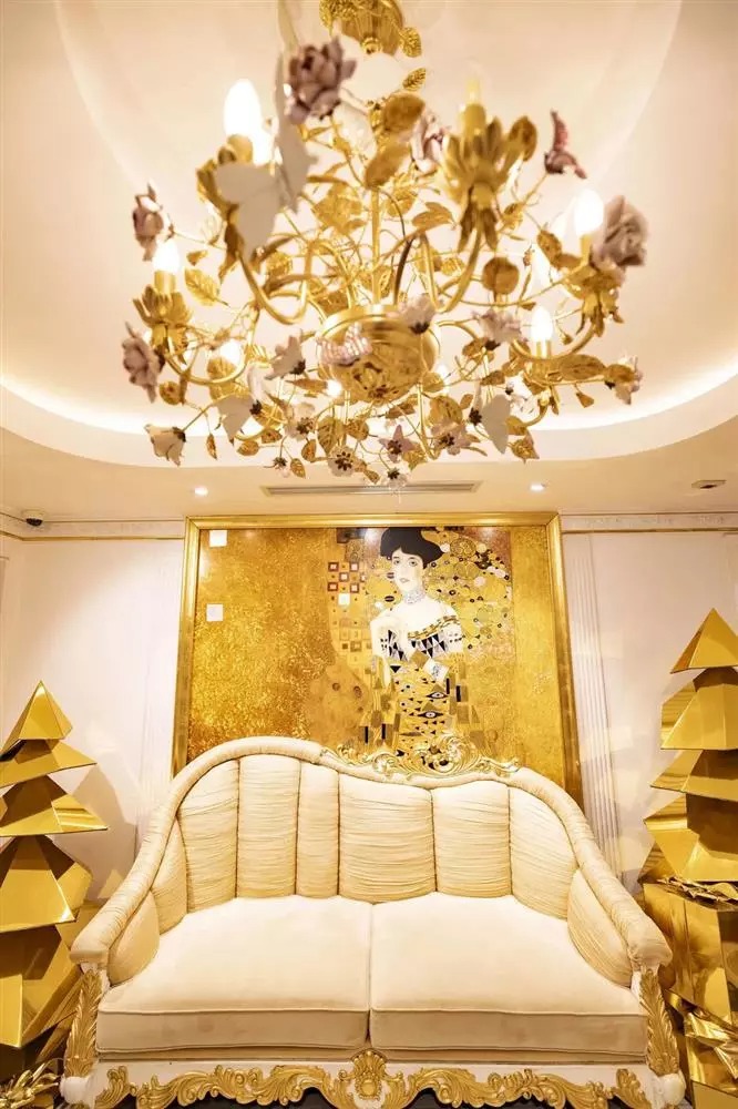 Căn nhà lấy tông vàng làm chủ đạo nên toàn bộ nội thất đều lấy màu sắc này.