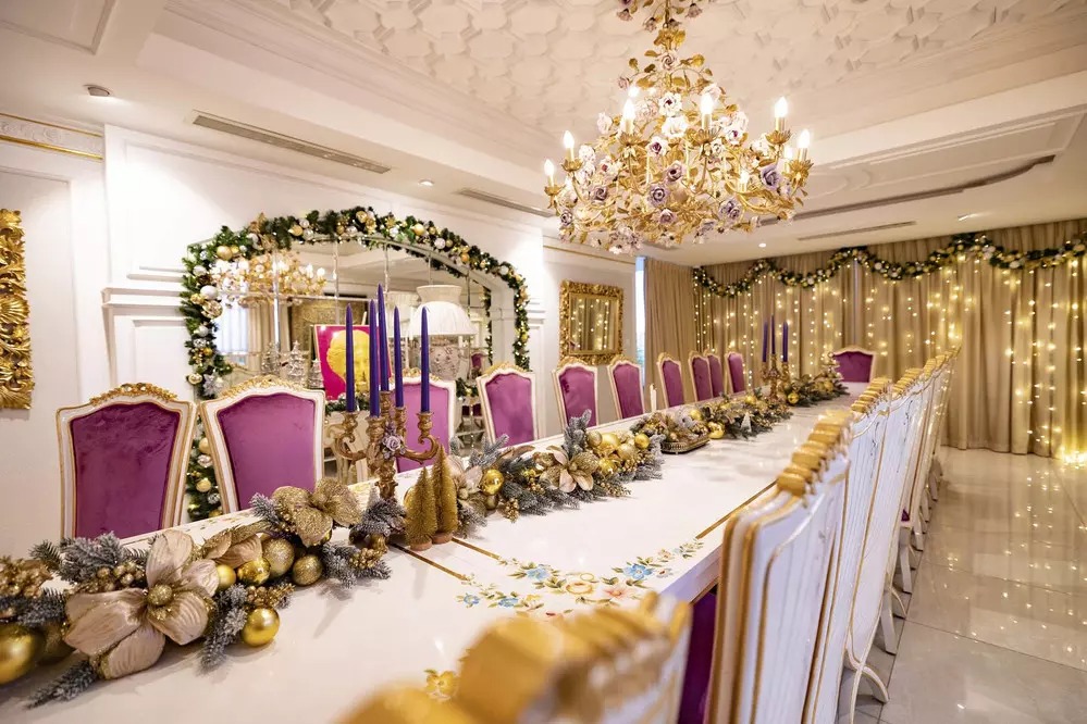 Khu vực bàn ăn cực rộng lớn để Ngọc Thanh Tâm rủ bạn bè về tụ tập.