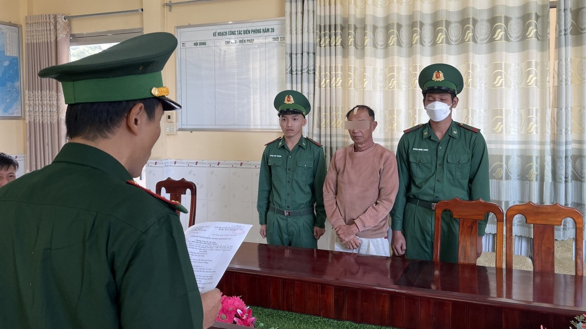 Ban chỉ huy đồn Biên phòng cửa khẩu Quốc tế Hà Tiên, đọc lệnh giữ người trong trường hợp khẩn cấp, bắt người bị giữ trong trường hợp khẩn cấp đối với đối tượng Nguyễn Văn Phán.