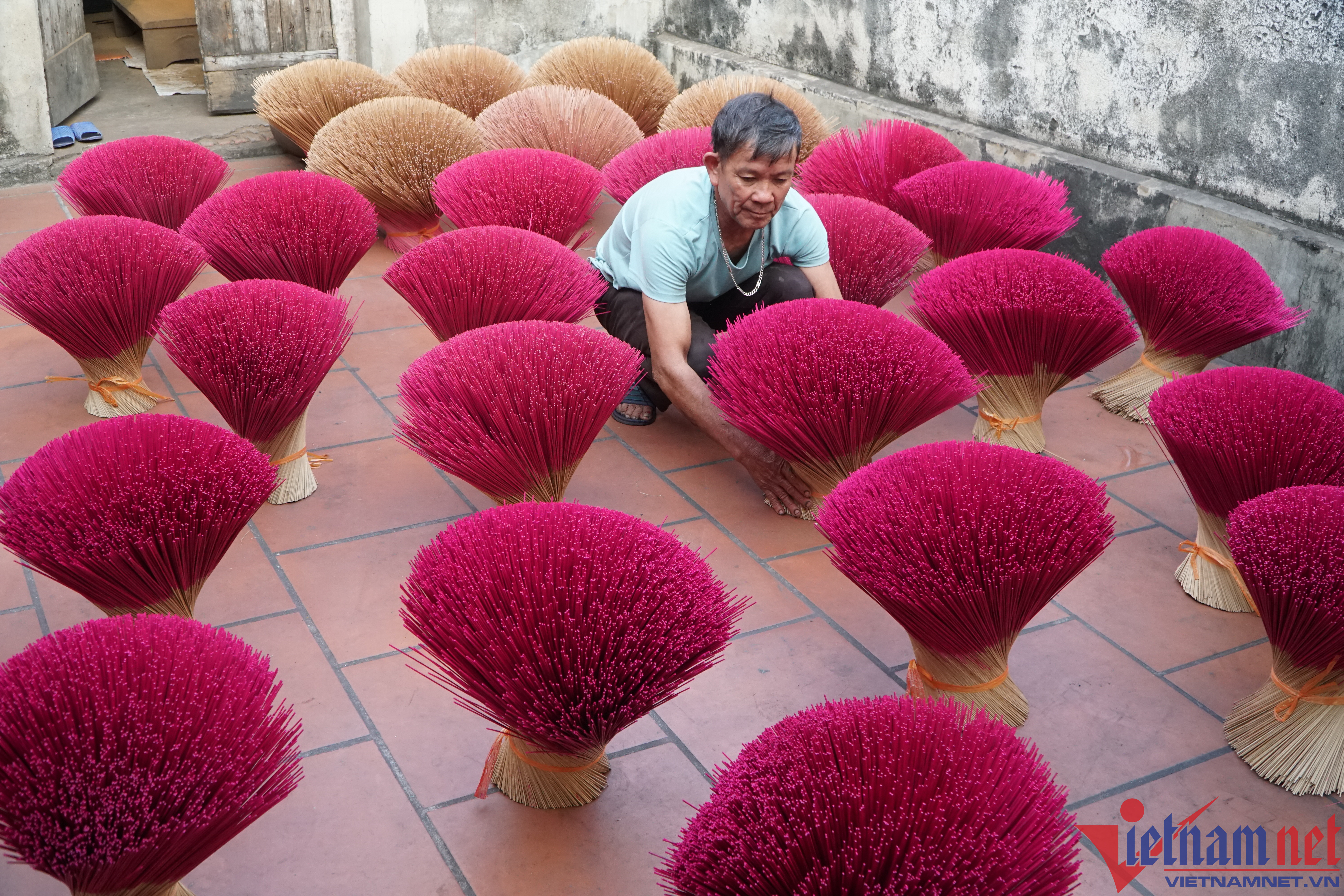 Những bó chân hương được nhuộm màu, bó lại khi phơi đẹp như những bông hoa