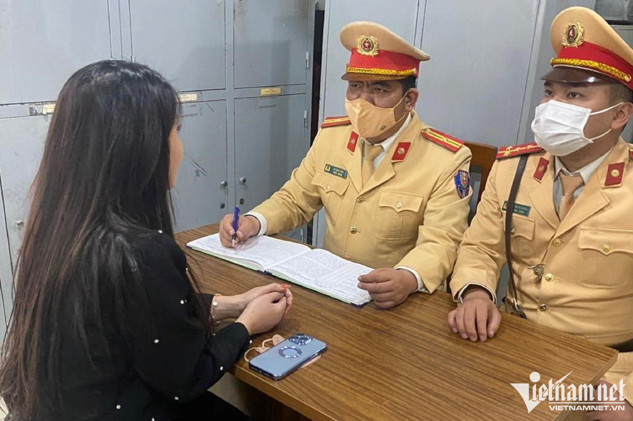 Bà Đ.H.N. làm việc tại Đội CSGT số 3 (Phòng CSGT, Công an Hà Nội)