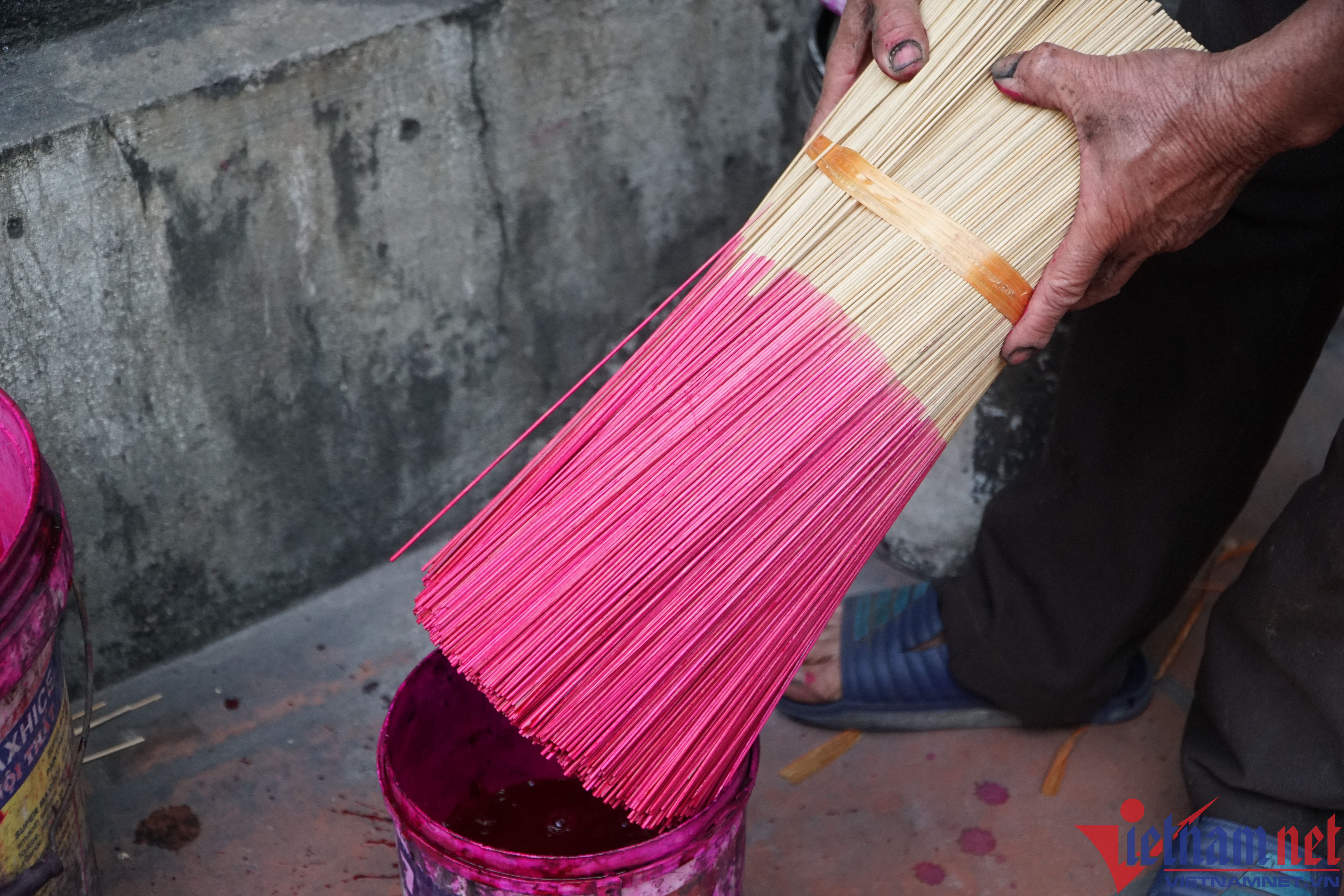 Công đoạn nhuộm chân hương