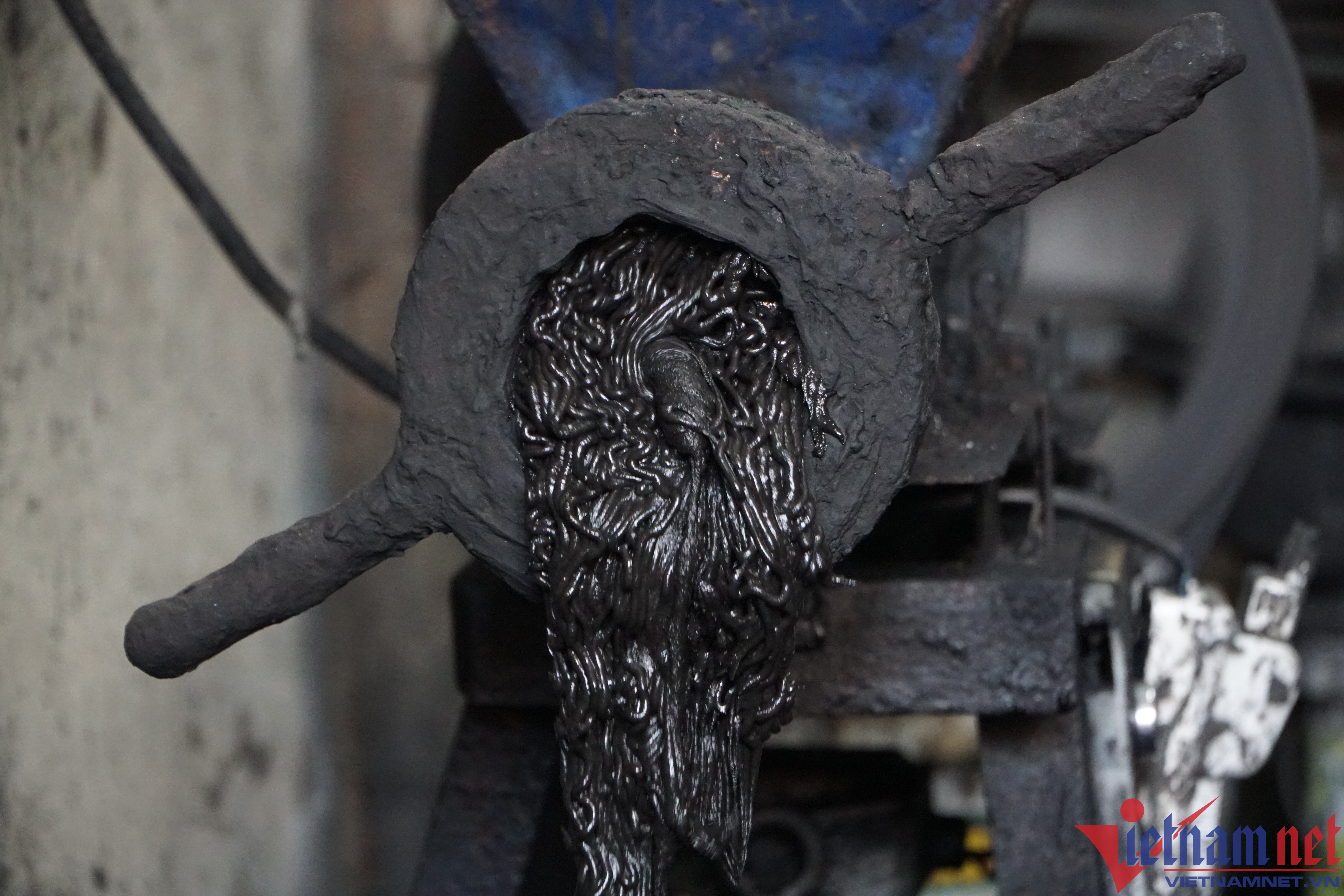 Bột hương được trộn đều, nhuyễn để lăn vào tăm hương