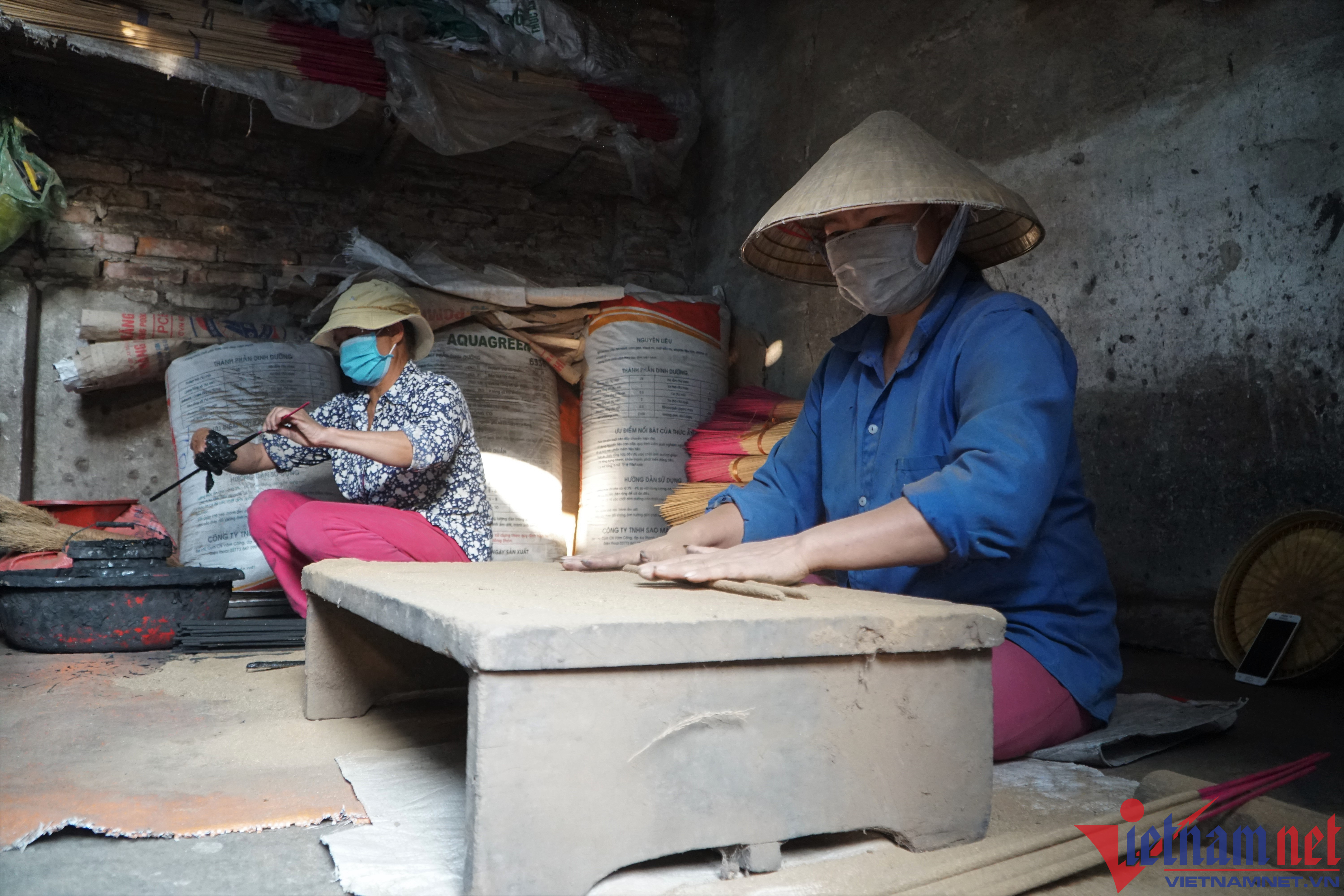 Nghề làm hương tuy không vất vả như làm nông, nhưng đòi hỏi sự tỉ mỉ