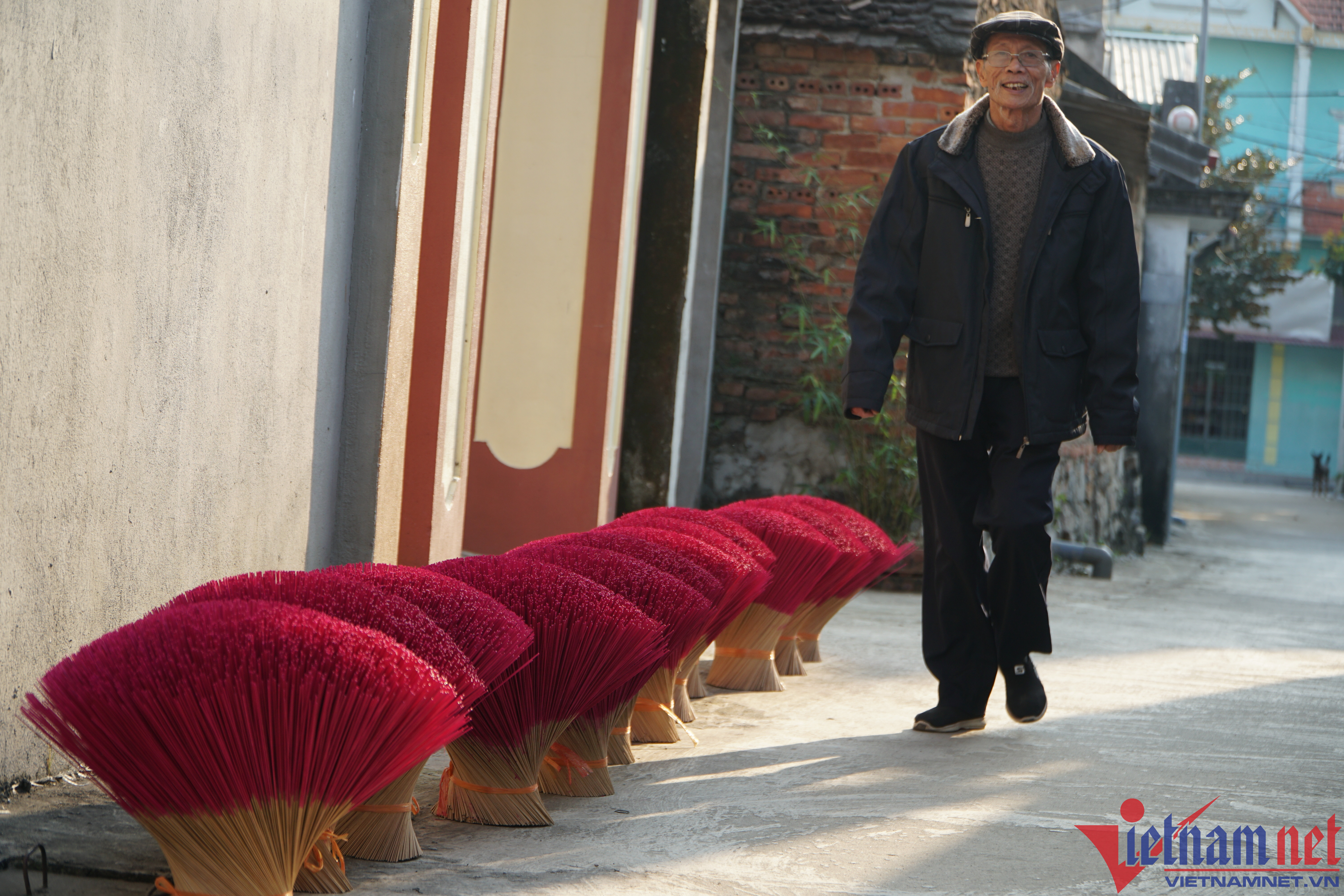 Hương được người dân phơi khắp các con đường trong xã