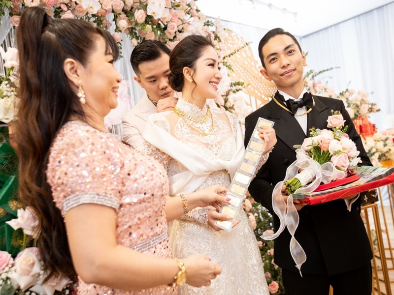 Khánh Thi là một trong những sao Việt lên xe hoa năm 2022. Trong lễ rước dâu, cô được Phan Hiển hỏi cưới với sính lễ giá trị gồm 10 cây vàng và tiền, trang sức kim cương. Ảnh: Vietnamnet