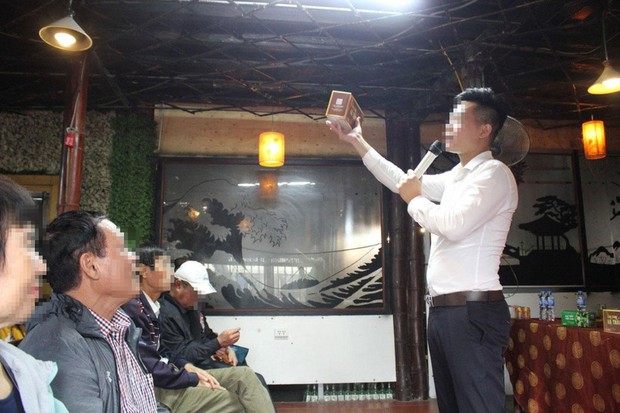 Người tự xưng là nhân viên của đơn vị tổ chức giới thiệu thực phẩm chức năng cho đoàn tham quan