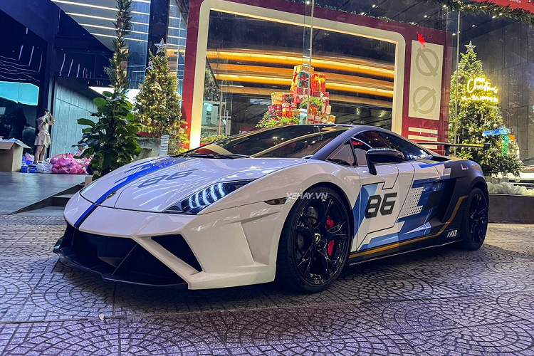 Lamborghini Gallardo LP560-4 độ bodykit Squadra Corse có “ngoại hình” khá hầm hố với lớp “áo” trắng có điểm nhấn là các đường sọc đen – xanh – vàng cùng con số 86 và ký hiệu LP560. Được biết, trước đó “siêu bò” được trang bị bộ mâm 5 chấu kép BC Forged EH172, có giá gần 100 triệu đồng.