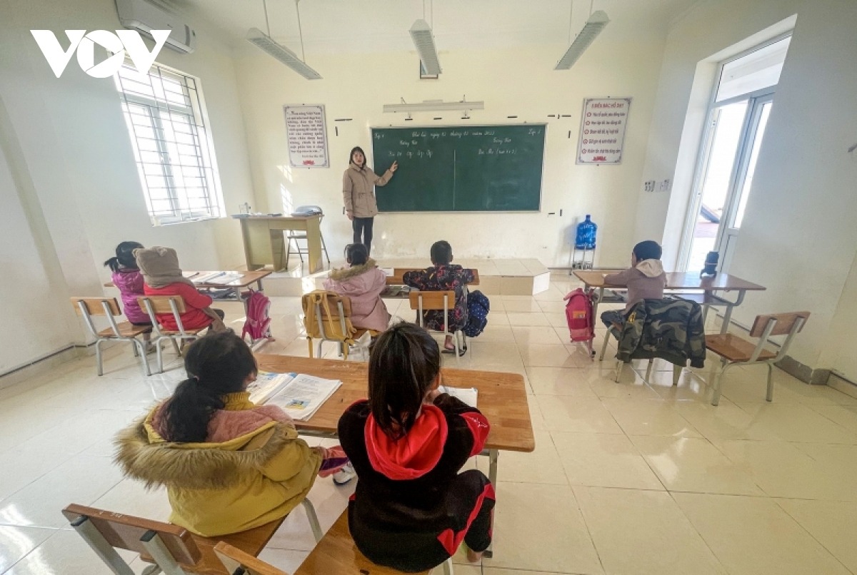 Ngôi trường khang trang với 8 phòng chức năng rộng rãi nhưng chỉ có 9 học sinh bậc tiểu học, 3 bé mầm non cùng 3 cô giáo đứng lớp. Lớp ghép, tấm bảng nào cũng chia đôi. Các em là con của 12 gia đình thanh niên đã xung phong ra đảo từ năm 2014, lấy nghề biển làm kế sinh nhai và quyết tâm xây dựng một cuộc sống mới. Trước đó, đảo chỉ có các đơn vị quân đội, trạm hải đăng và duy nhất một gia đình sinh sống.