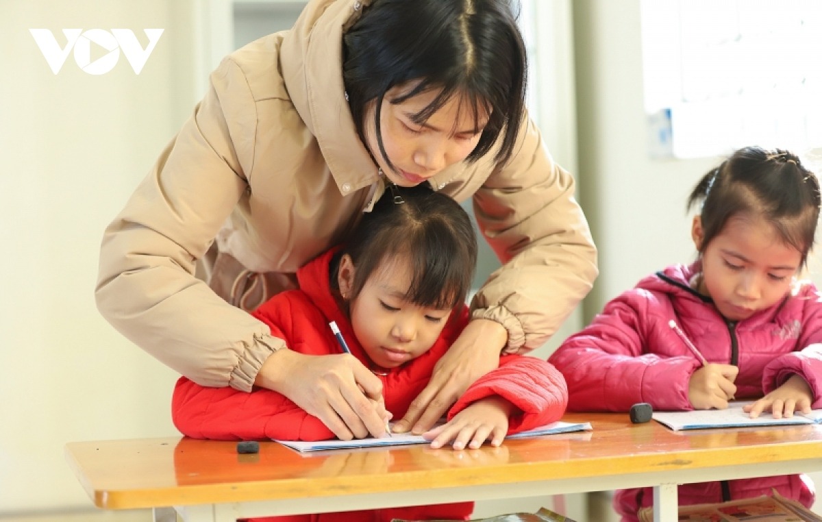 Năm học này, 3 cô giáo chuyển từ trường tiểu học trên đảo Thanh Lân sang công tác tại phân hiệu Đảo Trần. Cô giáo Phạm Thị Mai dạy lớp ghép Một và Hai kể, mặc dù cũng sống ở đảo nhưng khi vượt sóng thêm 45km từ trường chính tới đây, các cô càng hiểu rõ hơn những thiệt thòi của các em.