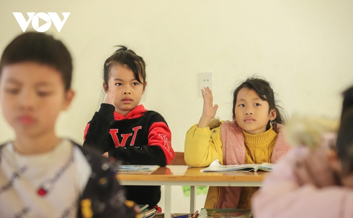 “Đảo neo người, các em khá rụt rè nhưng luôn ngoan ngoãn, chăm học”. Sĩ số của trường năm học này đông hơn hẳn vì có thêm 4 học sinh là con, cháu của các cô giáo theo mẹ ra “cắm đảo”, các lớp học thêm phần sôi nổi, rộn rã.