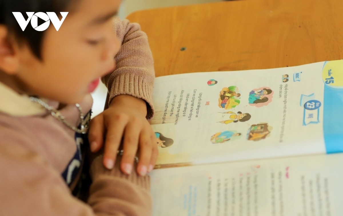 Hôm nay học sinh lớp một tập viết, còn lớp hai tập đọc bài thơ Mẹ, tiếng đọc bài dõng dạc vang lên “Lời ru có gió mùa thu/Bàn tay mẹ quạt mẹ đưa gió về…”. Thông qua những bài học đầu đời, các cô giáo cũng khéo léo lồng ghép nhiều câu chuyện giúp các em thêm hiểu về đảo, về quê hương trên sóng cả của mình.