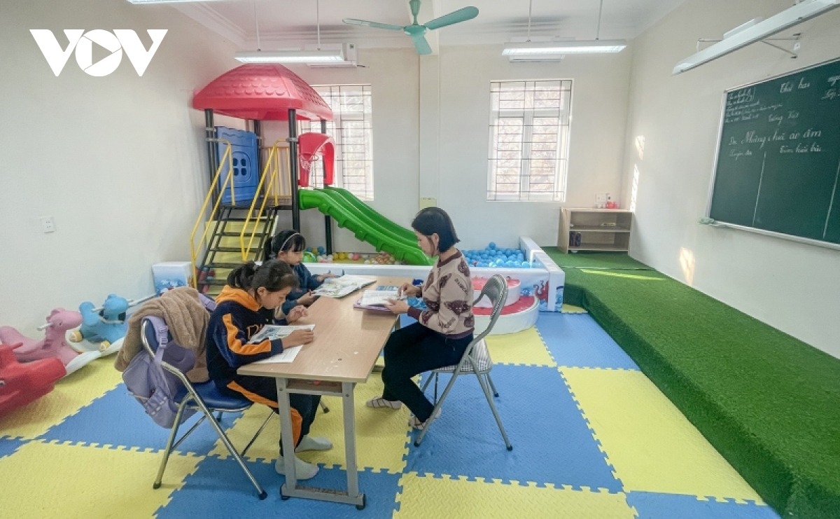 Cũng là tấm bảng chia đôi, nhưng lớp ghép ba và năm của cô giáo Trần Thị Hoà chỉ có 2 học sinh. Năm nay, hai em được học thêm môn tiếng Anh trực tuyến với giáo viên từ trường chính Thanh Lân, cũng như bước đầu tiếp cận môn tin học.