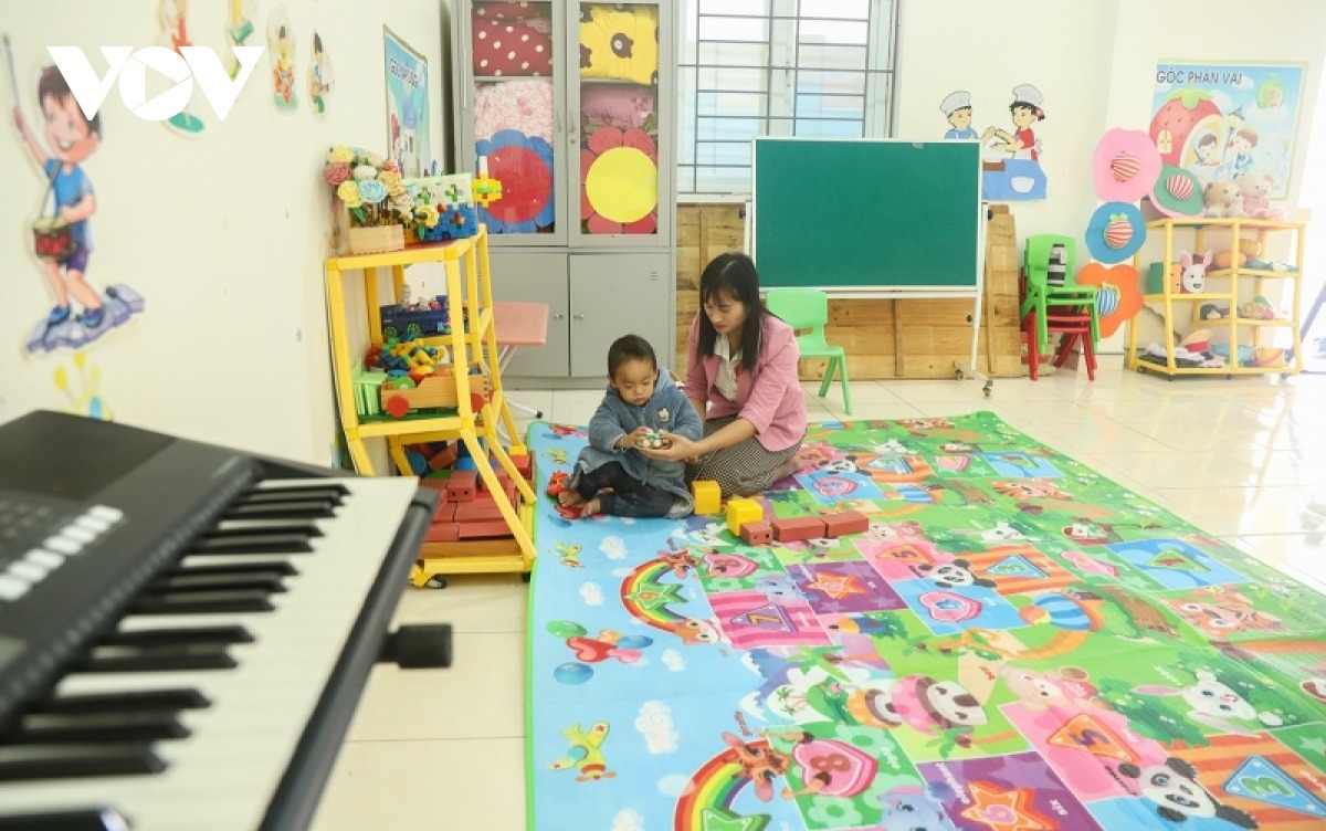 Qua từng năm, trang thiết bị dạy và học của trường ngày một đủ đầy hơn. Trẻ em đến lớp được miễn học phí, người dân được cấp thẻ bảo hiểm y tế, các công trình đường giao thông, bưu điện, trạm viễn thông... cũng dần hoàn thiện. Cha mẹ các em được vay vốn sửa chữa, đóng mới tàu thuyền, dịch vụ hậu cần nghề cá… Mọi hoạt động đi biển sóng gió, ngày thường khám chữa bệnh luôn có bộ đội trên đảo hỗ trợ, đồng hành. Từ 2/9/2020, điện lưới quốc gia bừng sáng trên đảo Trần, đảo không còn “khát” điện, “khát” nước ngọt.