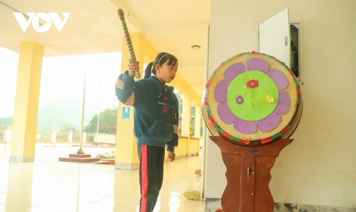 Ngọc Anh – cô bé nhanh nhẹn nhất trường được giao “trọng trách” gióng trống ra chơi. Những đứa trẻ trên đảo khi học hết bậc tiểu học sẽ vào đất liền học tiếp tại các trường nội trú. Đã có những thanh niên trưởng thành từ đảo, người đi phục vụ nghĩa vụ quân sự, học nghề, người quay trở lại gắn bó với nghề cá cùng gia đình.