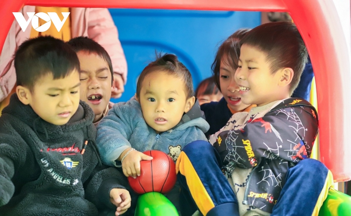 Giờ chơi ồn ào, náo nhiệt trong tiếng cười đùa vui vẻ. Học kiến thức mới, vui chơi ngoại khoá, được gặp cô giáo và bạn bè nên các em đều rất háo hức đến trường mỗi ngày.