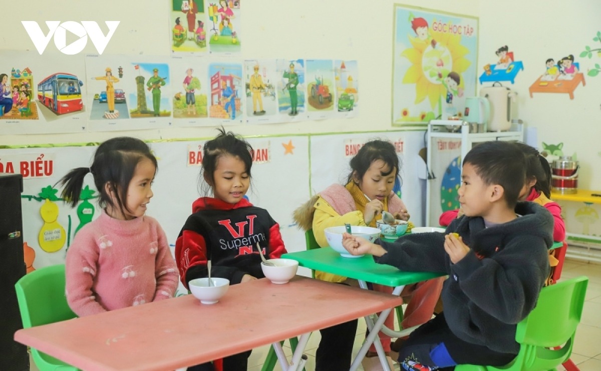 Kết thúc giờ học buổi sáng, các cô giáo lại tất bật nấu cơm trưa cho các con, chuẩn bị cho các tiết học buổi chiều.