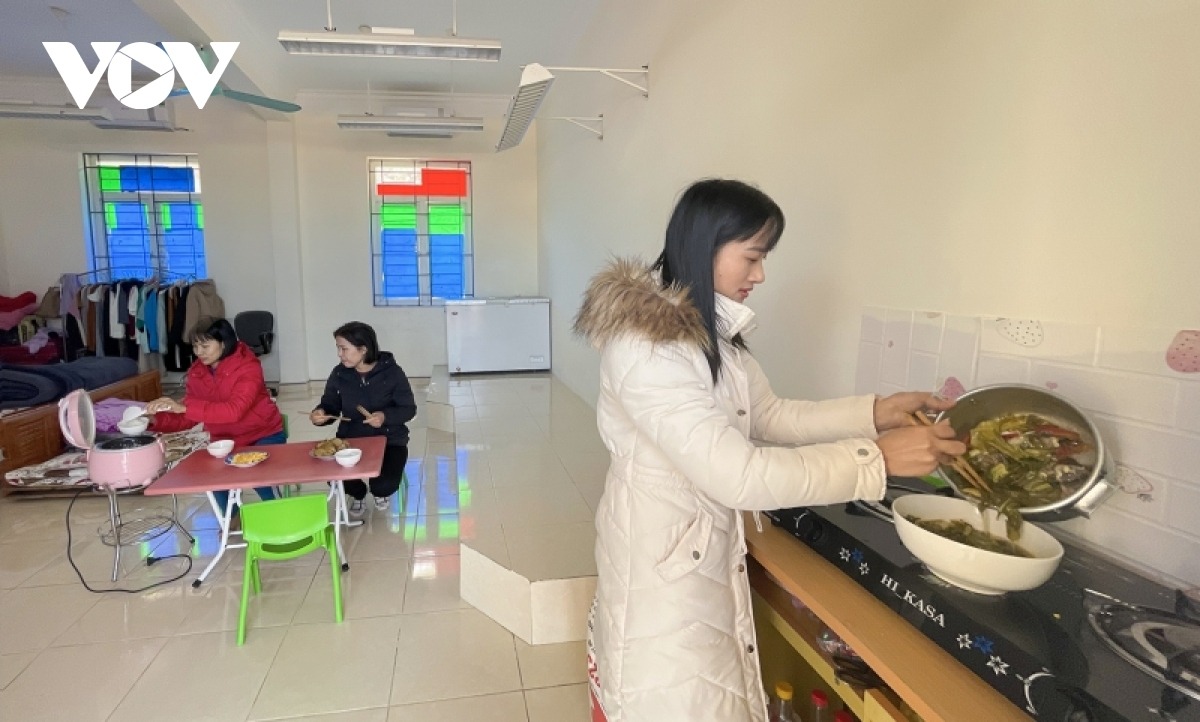 Sinh hoạt của các cô được bố trí tại một phòng học khác được tận dụng lại. Bữa cơm hôm nay như Tết đến sớm vì có thêm món bánh chưng được các chú bộ đội trên đảo gói tặng.