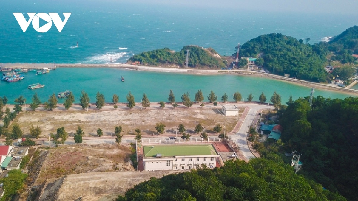 Trường học liên cấp Đảo Trần (thôn Trần, xã Thanh Lân, huyện đảo Cô Tô, tỉnh Quảng Ninh) tựa lưng vào ngọn đồi nhỏ, nhìn thẳng ra cầu cảng và biển trời mênh mông. Trường khánh thành từ tháng 5/2016 trên hòn đảo chỉ cách đường phân định vịnh Bắc Bộ khoảng 4-5km, cũng là đảo xa đất liền nhất của Quảng Ninh.