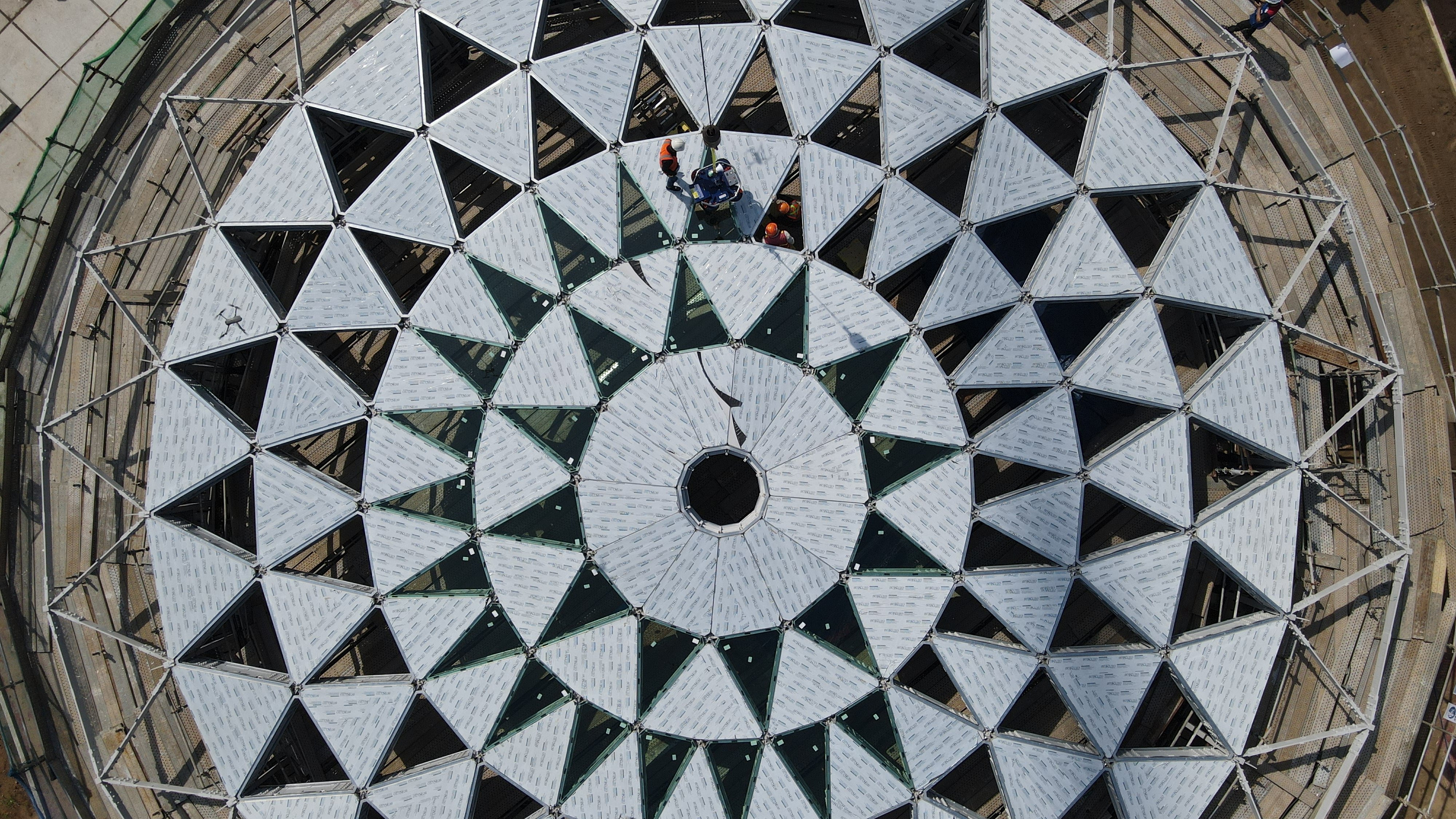 Giếng trời lấy sáng khổng lồ của nhà ga metro Bến Thành được thi công gấp rút hồi cuối tháng 11/2022