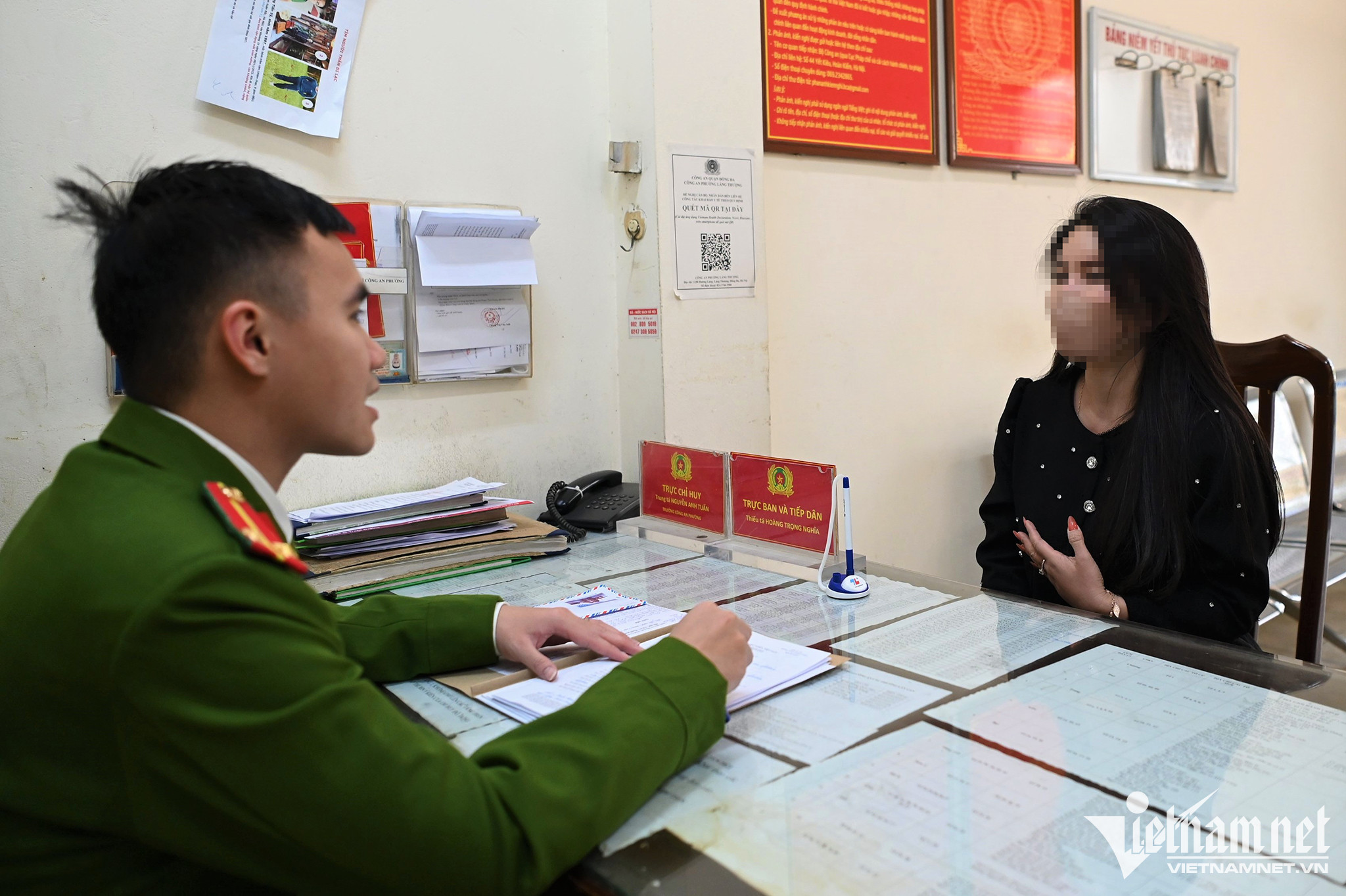 Bà Đ.H.N. làm việc tại Công an phường Láng Thượng