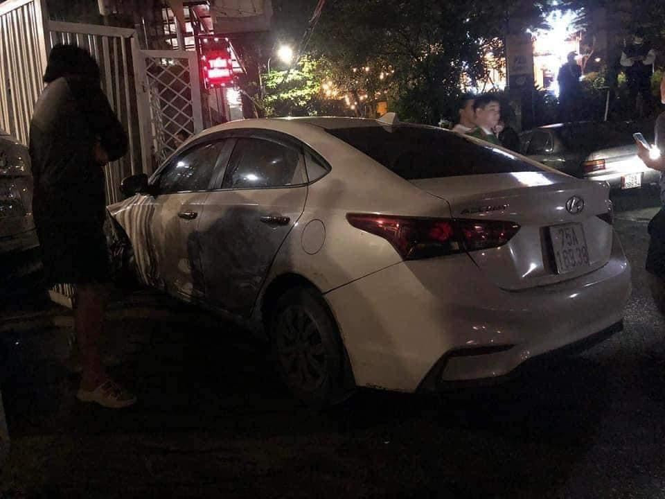 Chiếc xe chỉ chịu dừng lại sau khi đâm vào cổng một nhà dân. Ảnh: T.H