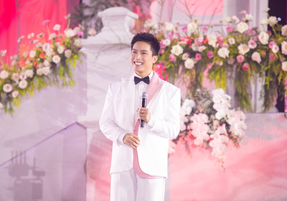 Các khách mời hào hứng hát tặng đôi vợ chồng. Ca sĩ Anh Tú chọn bài hát 